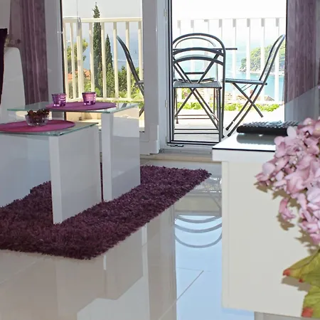 Siesta - Two-bedroom With Balcony And Sea View